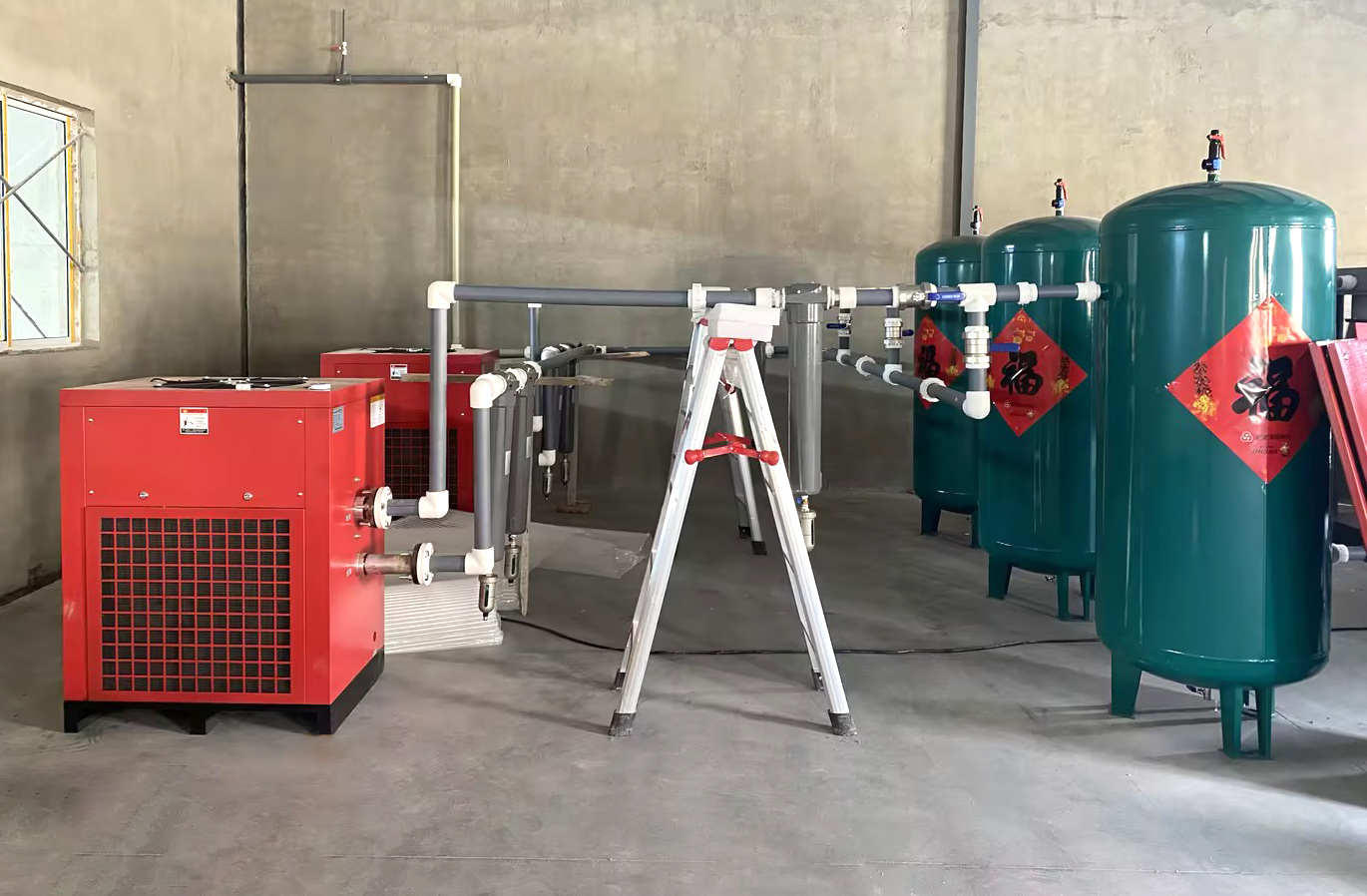 Případ modernizace zařízení v průmyslu chovu zvířat: Jak pomáhá vzduchové kompresor s dvojitým šroubem (90 kW) podnikům dosáhnout efektivní a energeticky úsporné výroby?